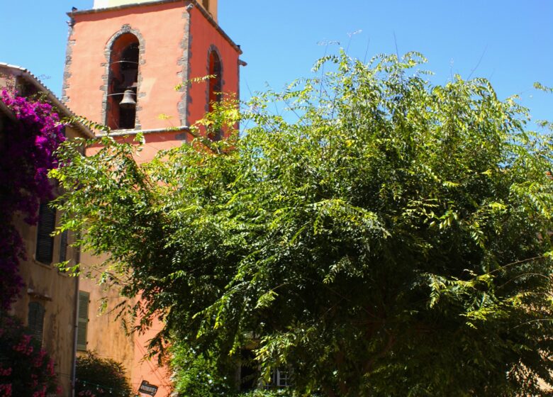 L’église paroissiale vue de la Place de l’Ormeau